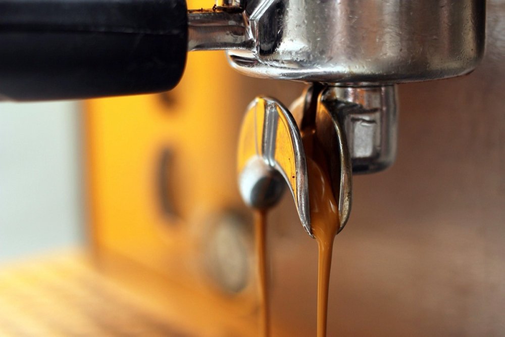 Espresso s hustou zlatavou cremou z čerstvě pražené kávy