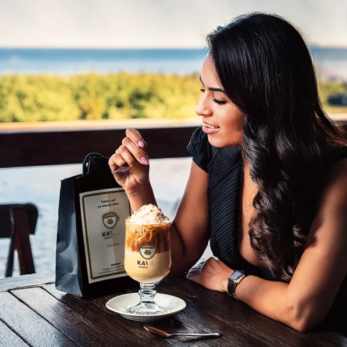 Letní kávový dezert Affogato s kávou Brasil Santos