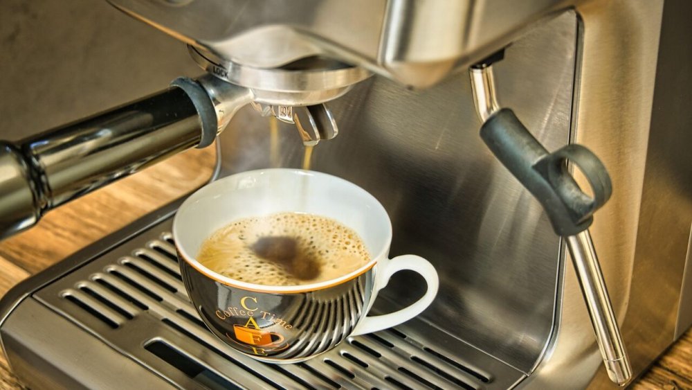 Espresso s cremou pod hlavou pákového kávovaru